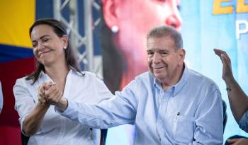 El candidato presidencial de la Plataforma Unitaria Democrática (PUD), Edmundo González Urrutia, acompañado de la líder opositora María Corina Machado, participan durante un acto público este viernes en Caracas (Venezuela).