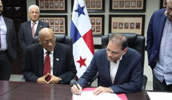El ministro de Economía y Finanzas, Héctor Alexander, y el presidente de la Junta Directiva del FAP, José Nessin Abbo.