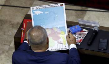 El diputado de la Asamblea Nacional Diosdado Cabello revisa el nuevo mapa de Venezuela con la anexión del territorio de Esequibo..
