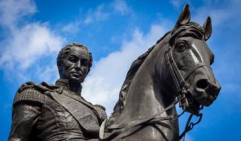 Una estauta de Simón Bolívar en Medellin, Colombia