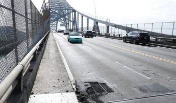 Huecos en losas del puente de Las Américas
