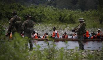 Fotografía de archivo de agentes del Servicio Nacional de Fronteras de Panamá quienes custodian la llegada de migrantes luego de caminar por varios días la selva del Darién con rumbo a los Estados Unidos, el 9 de abril de 2024, en Bajo Chiquito.
