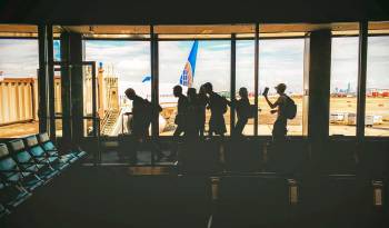 Imagen de un grupo de personas dentro de un aeropuerto.