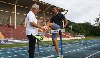Pedro Aguilar prepara al vallista Luis Maldonado, ganador de oro y plata en los Centroamericanos de Atletismo U18 y U20.