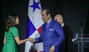 La ministra saliente saluda al ministro designado.