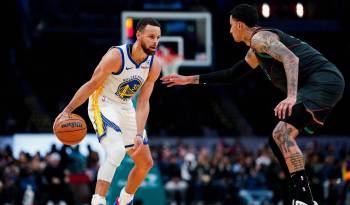 Kyle Kuzma (d) de los Washington Wizards y Stephen Curry (i) de los Golden State Warriors. EFE/EPA/WILL OLIVER