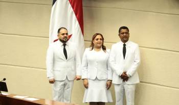 Dana Castañeda fue electa como presidenta de la Asamblea Nacional, mientras que Didiano Pinilla (der.) y Jamis Acosta (Izq.) fueron elegidos como primer y segundo vicepresidente del Órgano Legislativo.