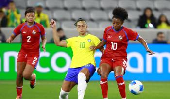 Marta Cox (der.) durante el partido contra Brasil.