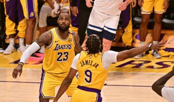 Bronny James (d.) y LeBron James durante un partido oficial de la NBA con Los Ángeles Lakers.