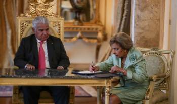 Correa destacó que sus nietos están casados y educados.
