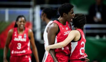 Jugadoras de la selección de Japón de baloncesto celebrando una victoria.