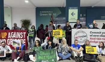 Cerca de un centenar de activistas se manifestaron hoy de manera casi silenciosa en la COP29 de Bakú, donde formaron una cadena en torno a salas de plenarios con pancartas y tararearon canciones de protesta, para denunciar que la organización de la cumbre les había prohibido hablar, cantar o dar palmas.