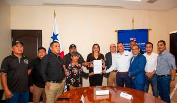 Integrantes de Sitraibana, Chiquita Panamá y el Mitradel durante la firma del acuerdo este lunes.