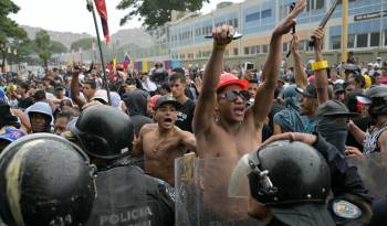 El lunes en la tarde en la mayoría de las ciudades de Venezuela hubo protestas por la reelección de Maduro.
