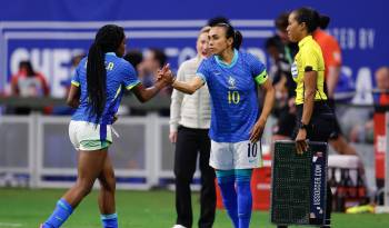 Marta Vieira da Silva (d.) entrando de cambio en un duelo de la selección brasileña.