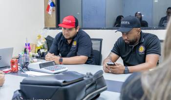 Momentos en que el Mitradel, miembros del sindicato y representantes de Ensa-Servicios, S. A. llegan a un acuerdo.