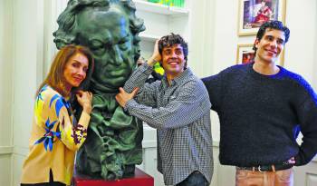 La actriz y cantante Ana Belén (i), junto a los directores de cine Javier Calvo (d) y Javier Ambrossi (c), presentadores de la 38 edición de los Premios Goya.