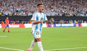 Lautaro Martínez celebrando un gol contra Chile.
