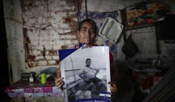 Ana Gladys Revelo, de 54 años, muestra una fotografía de su hijo detenido José Armando Revelo en la Isla Espíritu Santo (El Salvador).