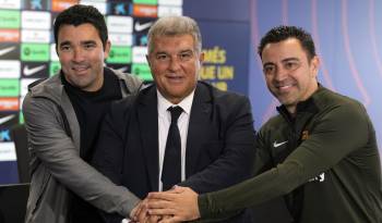 El presidente del FC Barcelona, Joan Laporta, y el técnico Xavi Hernández (d), durante la comparecencia conjunta ofrecieron en la Ciudad Deportiva Joan Gamper.