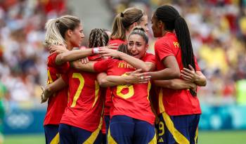 El equipo de España celebrando uno de los goles ante Japón.