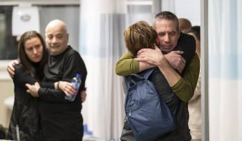 En esta imagen proporcionada por el Ejército de Israel se aprecia a los israelí-argentinos Fernando Simon Marman (der.) mientras se rencuentra con su familia en el hospital Tel Hashomer en Ramat.