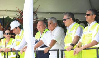 El presidente de la República, José Raúl Mulino (c).