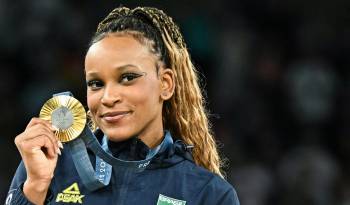 La brasileña Rebeca Andrade posando con su medalla de oro.