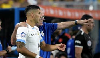 El jugador uruguayo, Luis Suárez (i.) junto con Marcelo Bielsa durante la Copa América 2024.
