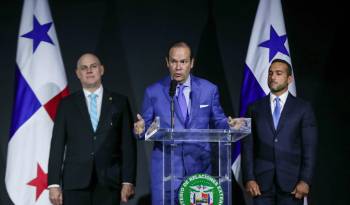 Martínez-Acha junto con sus vicecancilleres Carlos Guevara Mann y Carlos Ruiz Hernández.