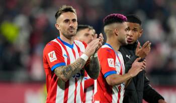 Los jugadores del Girona celebran la victoria de su equipo.