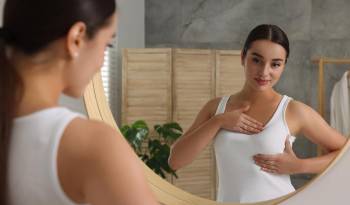 El autoexamen de mamas se recomienda realizar al menos una vez al mes, cinco días después de la menstruación.