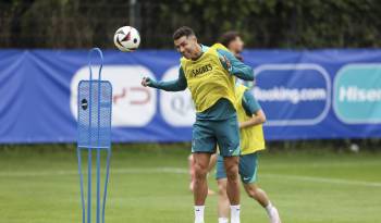 El jugador portugués Cristiano Ronaldo participa en una sesión de entrenamiento de su selección en Harsewinkel, Alemania.