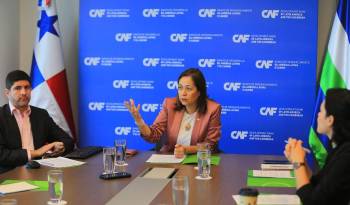 Lucía Meza, representante en Panamá de la oficina del CAF (c), en el conversatorio con periodistas.