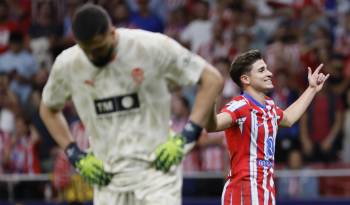 Julián Álvarez celebra su primer gol con el Atlético de Madrid.