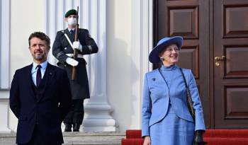 En esta foto de archivo aparece el hasta ahora príncipe Federico y la reina Margarita de Dinamarca.