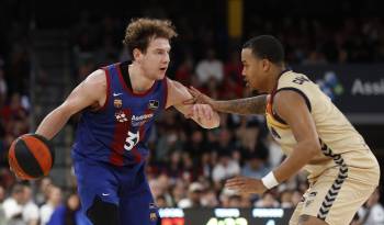 El jugador del Barça Rokas Jokubaitis (izda) controla el balón ante el jugador del UCAM Murcia Troy Caupain, durante el partido de Liga ACB que Barça y UCAM Murcia juegan hoy sábado en el Palau Blaugrana, en Barcelona.