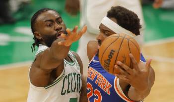 El jugador, Jaylen Brown (i), de los Celtics de Boston.
