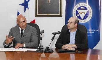 El presidente de The Marketing Group, Domingo E. Barrios W. (izq.) durante la presentación del ICCP.