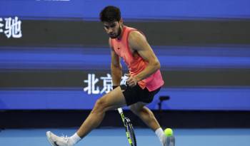 Carlos Alcaraz durante su semifinal ante Daniil Medvedev en el Abierto de tenis de China.