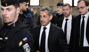 Condenan a prisión al expresidente Sarkozy