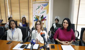 La administradora de la ATP, Denise Guillén, (c) y la presidenta de la Junta Directiva del Carnaval, Nadkyi Duque (der.).