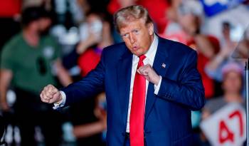El candidato presidencial republicano, el expresidente Donald Trump (2017-2021), reacciona al concluir un mitin de campaña en el Greensboro Coliseum en Greensboro, Carolina del Norte.