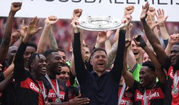 El equipo del Bayer Leverkusen celebrando el título de la Bundesliga.