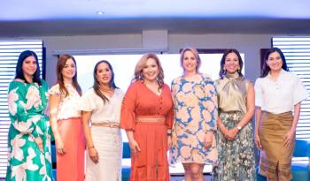 De izquierda a derecha, Dayra Díaz, Gretta Athanasiadis García de Paredes, Elsye Ellies, Karol Vásquez, Raquel Robleda, Dominique Alemán y Darlenys Del Río.