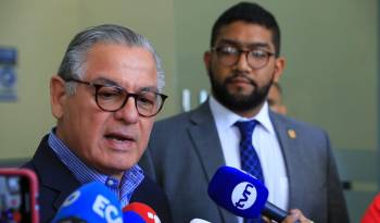 ‘La idea es que devuelvan el dinero que tanto se necesita para impulsar la educación’, explicó Flores.
