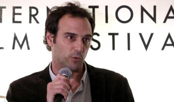 El presidente de la Agencia del Cine y el Audiovisual Uruguayo (ACAU), Facundo Ponce de León, habla durante el lanzamiento del Fondo Pfeffer del Sur, este viernes en José Ignacio.