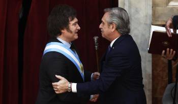 Milei recibió la banda presidencial del presidente saliente Alberto Fernández.