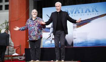 El productor estadounidense Jon Landau (i) y el cineasta canadiense James Cameron (d) en una foto de archivo.