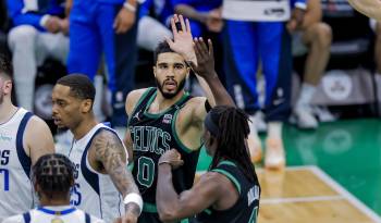 Jayson Tatum (c), alero estrella de los Celtics de Boston y Jrue Holiday (d).